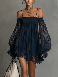 Noemi - Vestito mini in chiffon blu navy con scollo a spalle scoperte, bordo in pizzo e maniche trasparenti